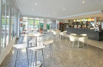 Un restaurante o sitio para comer en Hotel Villa Garbí