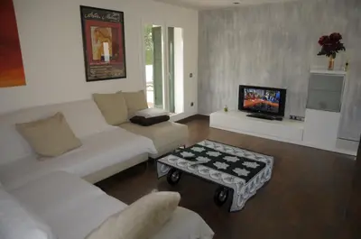 Una televisión o centro de entretenimiento en Encantador apartamento en S'Agaró-Platja de Aro