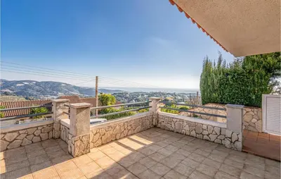 Un balcón o terraza de Gorgeous Home In Sant Cebrià De Vallalt