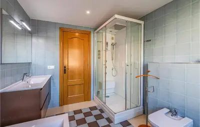Un baño de Gorgeous Home In Sant Cebrià De Vallalt