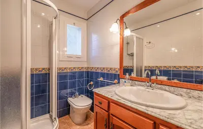 Un baño de Gorgeous Home In Sant Cebrià De Vallalt