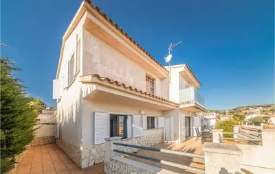 Un balcón o terraza de Gorgeous Home In Sant Cebrià De Vallalt