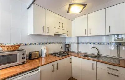 Una cocina o zona de cocina en Gorgeous Apartment In Pineda De Mar