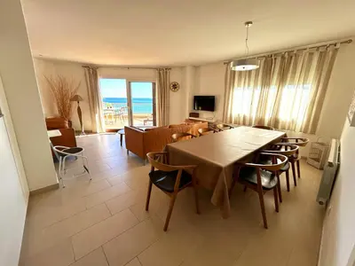 Una televisión o centro de entretenimiento en Charming apartment in La Fosca Beach