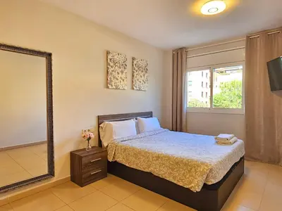 Cama o camas de una habitación en Comfortable apartment with a swimming pool, 250m to the sea.