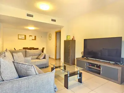 Una televisión o centro de entretenimiento en Comfortable apartment with a swimming pool, 250m to the sea.
