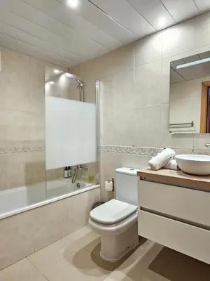 Un baño de Comfortable apartment with a swimming pool, 250m to the sea.