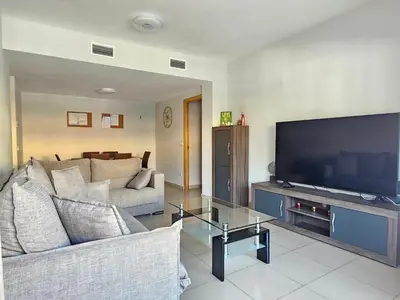 Una televisión o centro de entretenimiento en Comfortable apartment with a swimming pool, 250m to the sea.