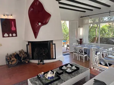 Una televisión o centro de entretenimiento en Casa única con jardín a 45 metros de la playa. BE