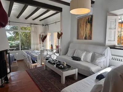 Zona de estar de Casa única con jardín a 45 metros de la playa. BE