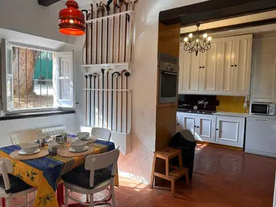 Una cocina o zona de cocina en Casa única con jardín a 45 metros de la playa. BE