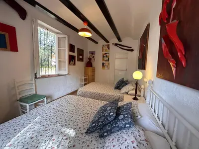 Cama o camas de una habitación en Casa única con jardín a 45 metros de la playa. BE
