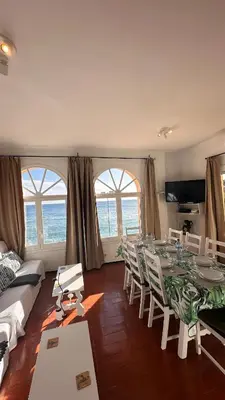 Una televisión o centro de entretenimiento en Apartamento con jardín a 11 metros de la playa. CG.