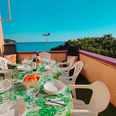 Apartamento con jardín a 11 metros de la playa. CG.
