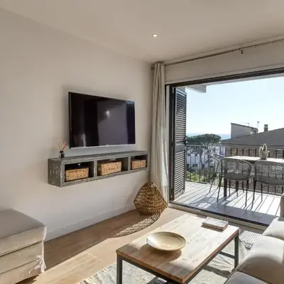 Refurbished apartment calella de pal. beach 250mts