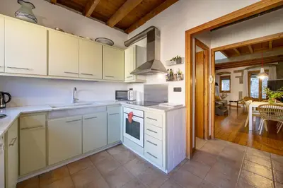 Una cocina o zona de cocina en Sleep & Stay Arab Baths Ático Apartment