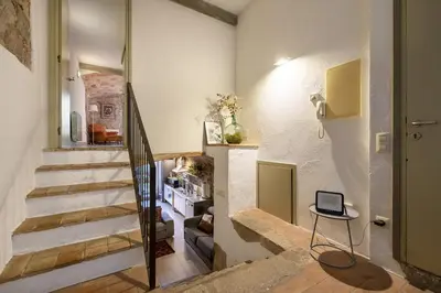 Una televisión o centro de entretenimiento en Apartamento Baños Arabes con jardín
