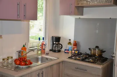 Una cocina o zona de cocina en Happy Camp mobile homes in Camping Sènia Cala Canyelles
