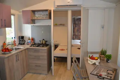 Una cocina o zona de cocina en Happy Camp mobile homes in Camping Sènia Cala Canyelles