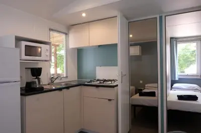 Una cocina o zona de cocina en Happy Camp mobile homes in Camping Sènia Cala Canyelles