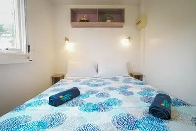 Cama o camas de una habitación en Happy Camp mobile homes in Camping Sènia Cala Canyelles
