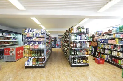 Supermercado u otro tipo de tienda en el camping o alrededores