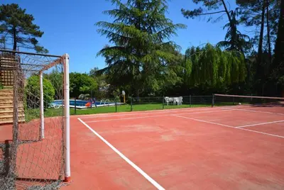 Instalaciones para jugar a tenis o squash en Club Villamar - Ervina o alrededores