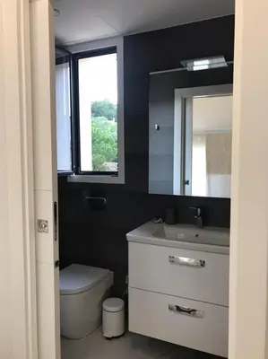 Un baño de Nuevo Luminoso Apartamento Catalina a 80 metros de la playa para 4 personas