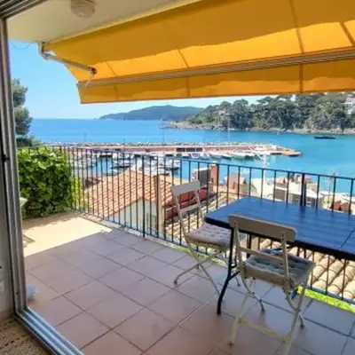 Apartment in front of the sea