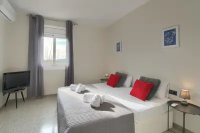 Una televisión o centro de entretenimiento en Alquiler apartamento en Pals