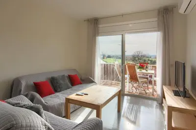 Una televisión o centro de entretenimiento en Alquiler apartamento en Pals