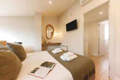 Una televisión o centro de entretenimiento en Bravissimo Pons i Martí, 2-bedroom duplex