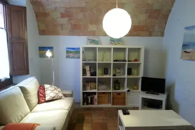 Una televisión o centro de entretenimiento en La casita marrón