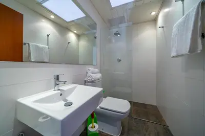 Un baño de Villa Alpago Piscina Privada Vistas Mar Aire Acondicionado
