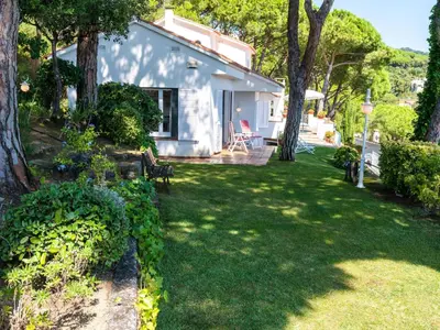 Jardín al aire libre en Holiday Home La Marina Blanca by Interhome