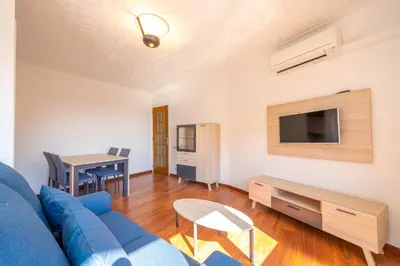 Una televisión o centro de entretenimiento en HomeHolidaysRentals Elodie