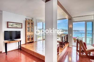 Una televisión o centro de entretenimiento en Sicamar Apartament per 5 persones a primera línia de mar amb plaça d'aparcament