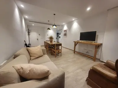 Una televisión o centro de entretenimiento en Piso céntrico de 3 habitaciones con terraza y vistas