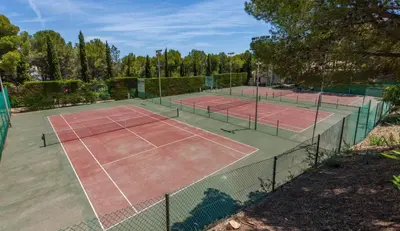 Instalaciones para jugar a tenis o squash en Cala Nostra - Puig o alrededores