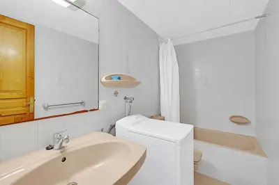Un baño de H-13 Calella de Palafrugell 4 PAX