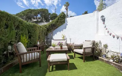 Jardín al aire libre en Casa Tossa – Piscina, Vistas Mar y A/C (6 pax)