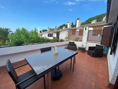 Un balcón o terraza de Casa Tossa – Piscina, Vistas Mar y A/C (6 pax)