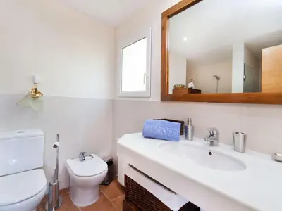 Un baño de Holiday Home Mas Ambros by Interhome