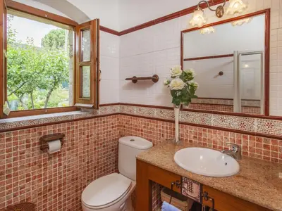 Un baño de Holiday Home Mas Ambros by Interhome