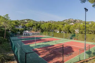 Instalaciones para jugar a tenis o squash en Cala Nostra - Vero o alrededores