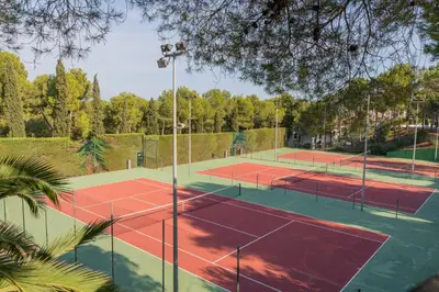 Instalaciones para jugar a tenis o squash en Cala Nostra - Vero o alrededores