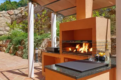 Barbacoa disponible para clientes en la casa o chalet