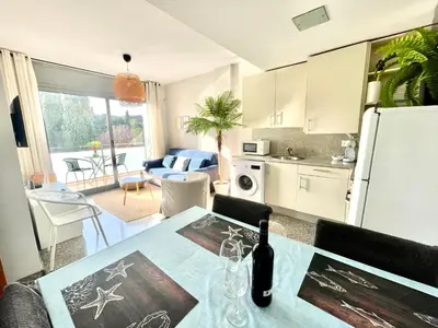 Una cocina o zona de cocina en BEACH&POOL, Boutique Apartament with free parking, full equipped in Fenals Beach