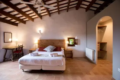Cama o camas de una habitación en Alquiler de casa rural completa: Masía del siglo XV en la Costa Brava