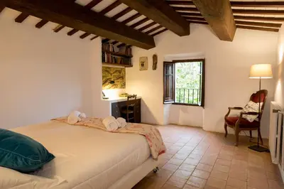 Cama o camas de una habitación en Alquiler de casa rural completa: Masía del siglo XV en la Costa Brava